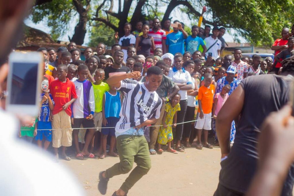 Wisa gifts GH¢1000 to dancers on video shoot set in Labadi