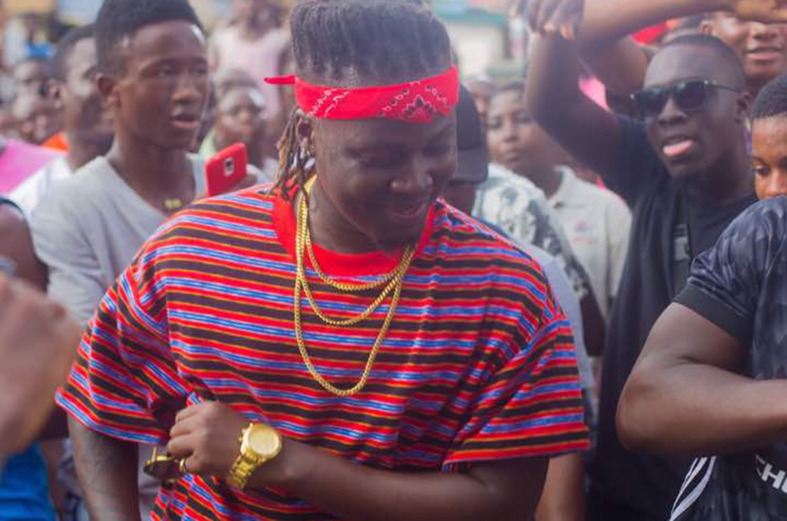 Wisa gifts GH¢1000 to dancers on video shoot set in Labadi