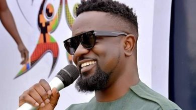 Sarkodie humbled by Yaw Sarpong's works despite Hammer's claims