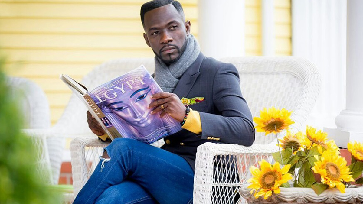 Okyeame Kwame counsels couples against phubbing in latest single; Dum Fon No
