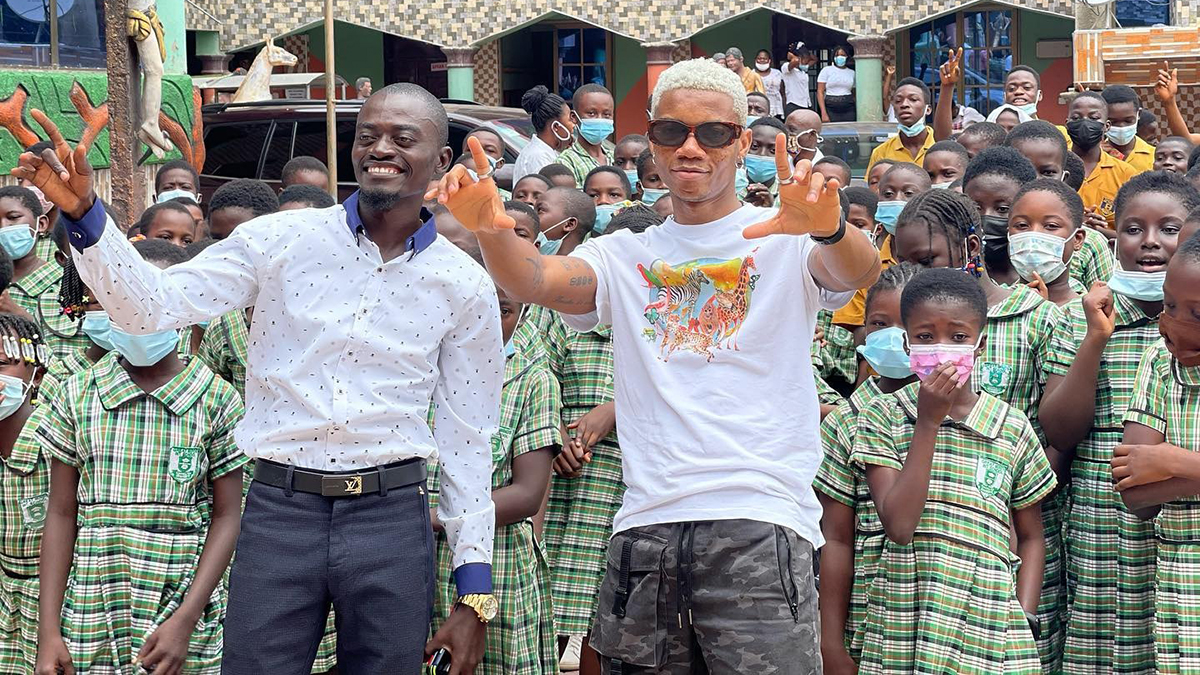 What's it with KiDi & kids these days as he thrills students of Lilwin's school!