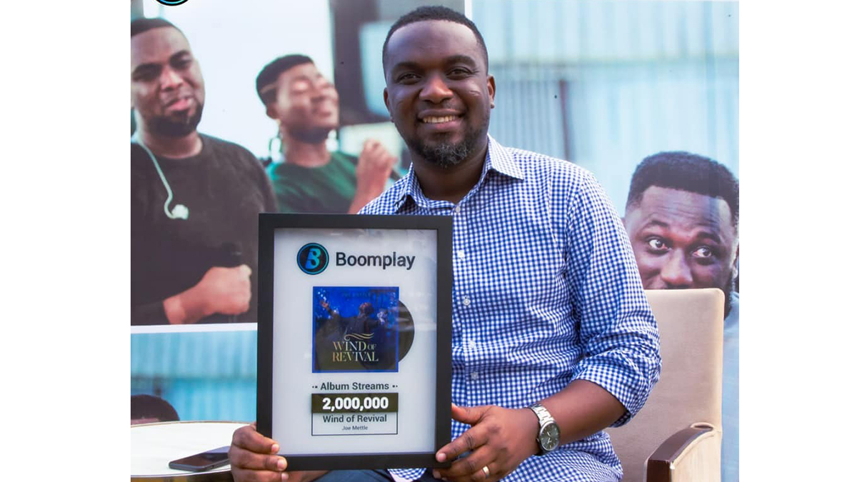 Joe Mettle receives Boomplay award for over 2 million streams of 'Wind of Revival' album