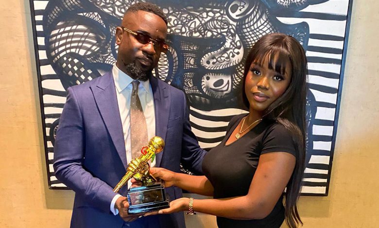 Sarkodie presents GMAUK Afrobeats/Afro Pop Song of the Year award to Gyakie