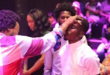 All about RonnieIsEverywhere's viral encounter with Sonnie Badu in Church!