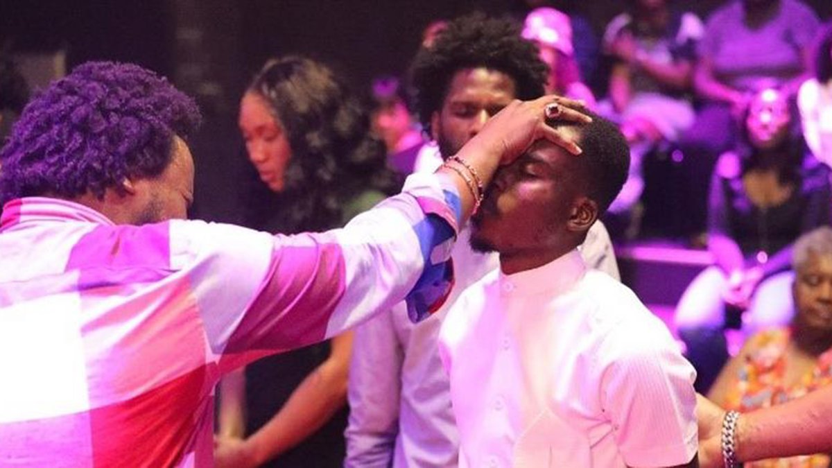 All about RonnieIsEverywhere's viral encounter with Sonnie Badu in Church!