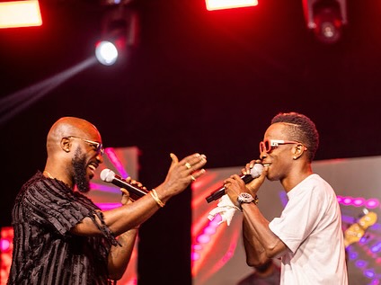 Kwabena Kwabena with KK Fosu on stage. Photo Credit: @swagofafricanews / @twinsdntbeg