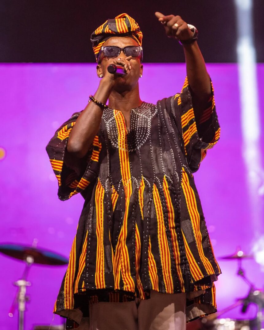 KK Fosu on stage. Photo Credit: @swagofafricanews / @twinsdntbeg