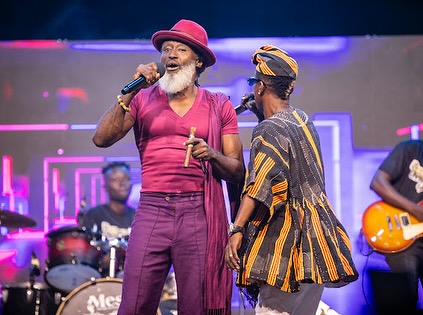 Grandpapa Reggie Rockstone with KK Fosu. Photo Credit: @swagofafricanews / @twinsdntbeg