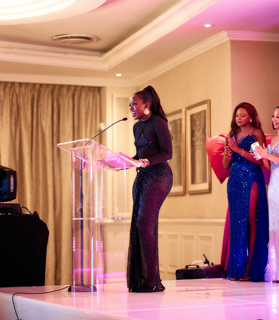 Temi Adeniji receives her culture game changer award. Photo Credit: Warner Music Africa