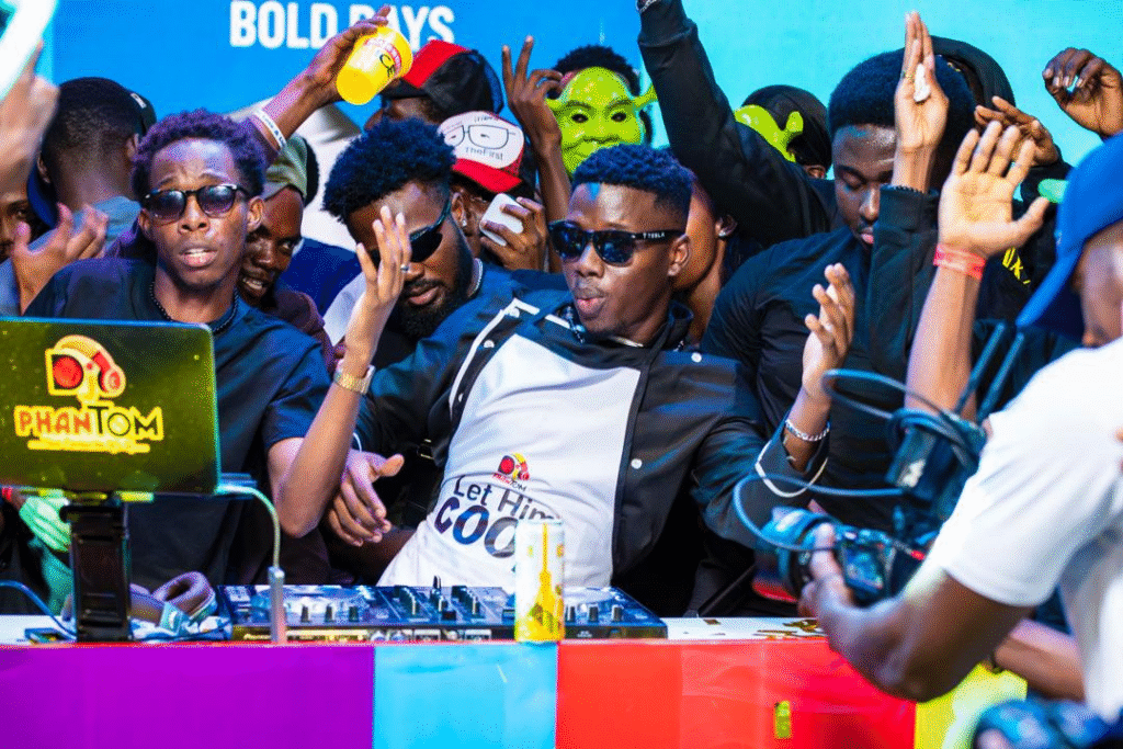 Patrons jamming at Smirnoff In The Mix street edition. Credit: Supplied.