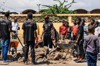 AratheJay and locals during Tema cleanup. Photo Credit: Supplied.